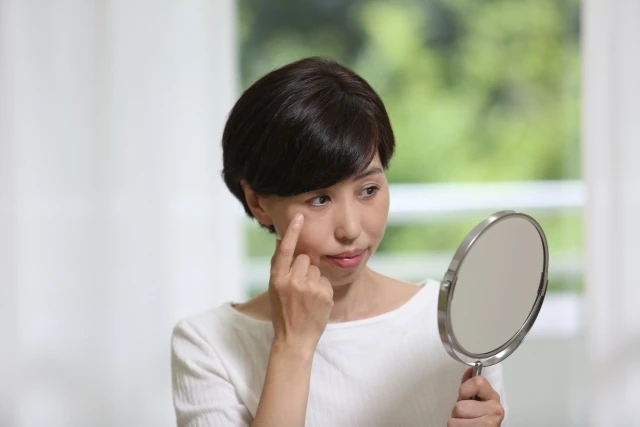 更年期のシミや肝斑の原因を知って、健康的な美肌を手に入れましょう